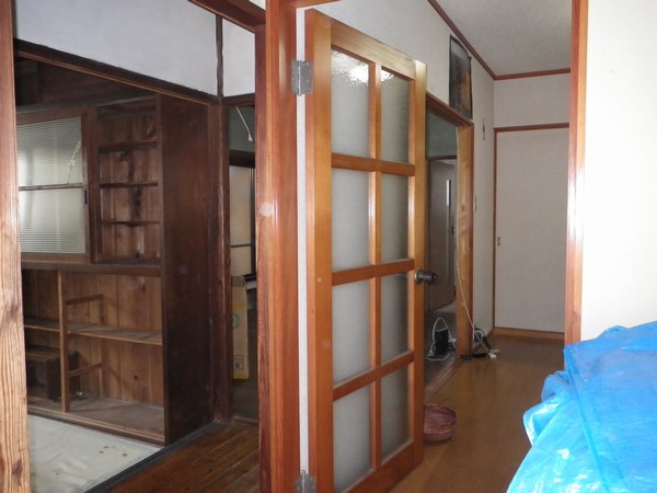 リフォーム前の玄関から見た居間